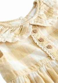 Gelbes und weißes kariertes Kleid mit Rüschkragen, drei Holzknöpfen und strukturiertem Stoff mit gerafften Details.