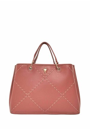 Borsa a tracolla in pelle color ruggine con motivi a diamante cuciti, doppi manici e piccolo logo metallico triangolare al centro frontale.