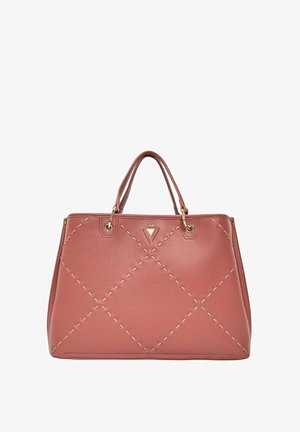 Borsa a tracolla in pelle color ruggine con motivi a diamante cuciti, doppi manici e piccolo logo metallico triangolare al centro frontale.