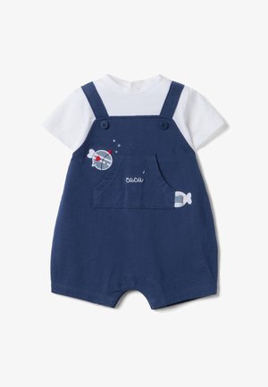 Tutina per bambino blu navy con maglietta bianca a maniche corte, tasca frontale e pesce ricamato con bolle e scritta "cucu" sul davanti.