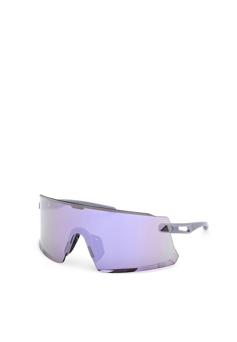 Okulary sportowe z dużymi, kanciastymi purpurowymi soczewkami, cienką szaro-srebrną oprawką i wentylacją po bokach, zapewniającą lepszy przepływ powietrza.