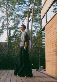 Han Kjøbenhavn WIDE LEG TROUSERS UNISEX - Auduma bikses - black