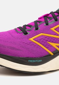 New Balance FRESH FOAM 680 - Chaussures de running sur route - fuchsia