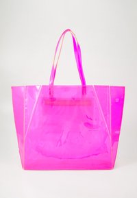 Transparente pinkfarbene Tragetasche mit glänzender Oberfläche, rechteckiger Form und zwei langen Griffen. Akzentuiert mit kontrastierenden Nähten und einem Reißverschluss.