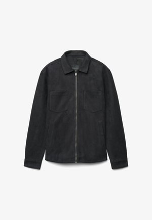 Veste en suède noir avec une fermeture éclair à l'avant, un col et deux poches poitrine. Caractérisée par une texture lisse et une coupe droite classique.