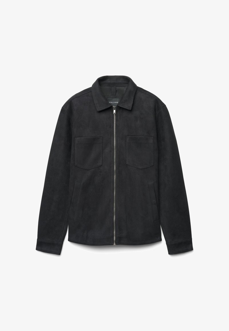 Giacca in suede nera con cerniera frontale, colletto e due tasche sul petto. Presenta una texture liscia e un design classico a taglio dritto.