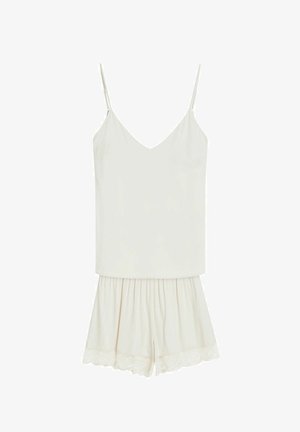 Biały damski kombinezon bez rękawów z regulowanymi cienkimi ramiączkami i szortami wykończonymi koronką, zaprojektowany do noszenia na co dzień lub jako piżama.