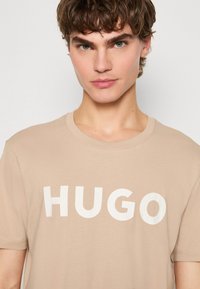 HUGO DULIVIO - Marškinėliai su spaudiniu - medium beige