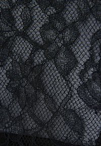 Țesătură din dantelă neagră cu un model floral, având detalii complexe și o textură semi-transparentă, evidențiind lucrul fin cu ața și designul.