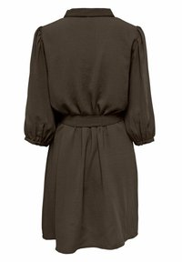 Vestito marrone con scollo a collo, maniche a sbuffo, vita increspata e gonna svasata. Realizzato in tessuto leggero e strutturato.