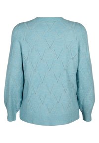 Maglione lavorato a maglia di un blu chiaro con motivo a diamante, colletto e polsini a costine, e una finitura texture. La vista posteriore mostra la lunghezza e la forma del maglione.
