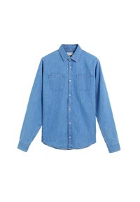 Camisa de mezclilla de manga larga en azul claro, con botones, dos bolsillos en el pecho y un cuello clásico, laid flat sobre un fondo blanco.