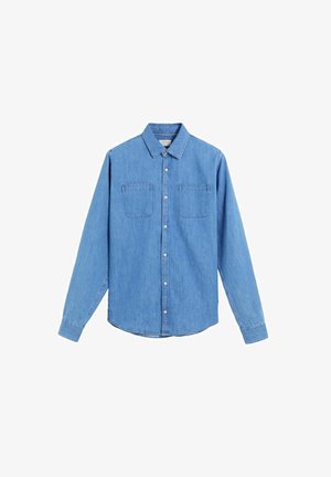 Lichtblauw denim overhemd met lange mouwen en knopen, met twee borstzakken en een klassieke kraag, vlak neergelegd op een witte achtergrond.