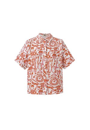 Chemise à manches courtes en tissu blanc avec des illustrations rouges complexes représentant divers objets et plantes, y compris des horloges et des ustensiles.
