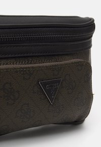 Guess MILANO COMPACT BUM BAG UNISEX - Torbica za okoli pasu - military green/black