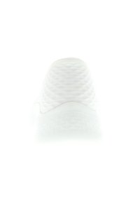 Vita slip-on sneaker med en texturerad, kviltad ovandel, rund tå och en flexibel gummisula med en slät finish.