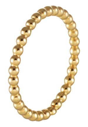 Goudkleurige kralenring met gladde, glanzende, bolvormige kralen die in een doorlopende cirkelvorm zijn verbonden op een witte achtergrond.