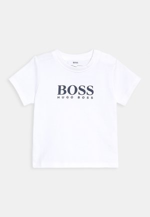 Hvid toddler T-shirt med korte ærmer og "BOSS HUGO BOSS" trykt i sort midt på fronten.