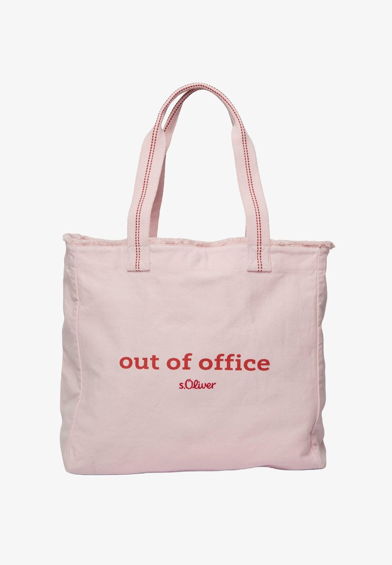 Roze katoenen schoudertas met rode tekst "out of office" en "s.Oliver" logo. Bevat dubbele draagriemen en een onafgewerkte rand.