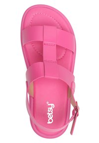 Vaaleanpunaiset sandaalit, joissa on useita leveitä hihnoja, sileä pinta ja takana nilkkaremmi. Varustettu pehmustetulla pohjalla ja logolla pohjassa.