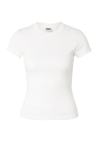 Απλό λευκό, κοντομάνικο, εφαρμοστό T-shirt με στρογγυλή λαιμόκοψη και ορατή ετικέτα μάρκας στο λαιμό.