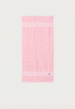 Serviette rectangulaire rose avec deux bandes horizontales plus claires et un petit logo de cheval bleu dans le coin inférieur droit.