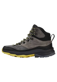 Scarpa da trekking grigia con accenti neri e gialli. Presenta materiali in suede testurizzato e mesh, un design alto e una suola robusta per una buona aderenza.