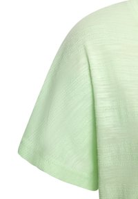 Hellgrünes Kurzarmoberteil aus strukturierter Stoff mit subtilen Streifenmustern. Weiche, glatte Textur, sanfter Fall, runder Ausschnitt.