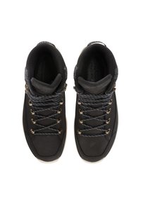 Zwarte hoge schoenen met grijze stoffen accenten, zilveren hardware en zwart-wit gestreepte veters. Voorzien van een gevoerde kraag en een getextureerde zool.