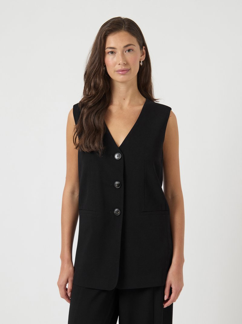 Colete preto sem mangas com decote em V, cinco botões e dois bolsos frontais. Design ajustado em um tecido liso e estruturado.