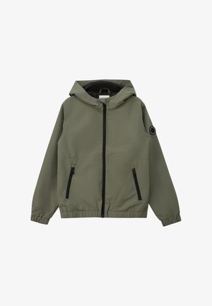Olijfgroene jas met capuchon, elastische manchetten, ritssluiting aan de voorkant, twee zakken met rits en een ronde logopatch op de linkermouw.