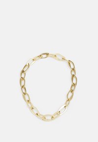 Collier en chaîne dorée avec des maillons ovales à finition polie et un fermoir sécurisé, créant un look audacieux et superposé.