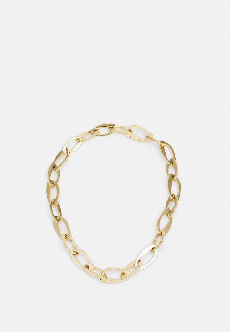 Collier en chaîne dorée avec des maillons ovales à finition polie et un fermoir sécurisé, créant un look audacieux et superposé.