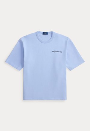 Φωτεινό γαλάζιο βαμβακερό t-shirt με κοντά μανίκια και στρογγυλή λαιμόκοψη. Διαθέτει μαύρο κεντημένο λογότυπο στο αριστερό μέρος του στήθους. Λείο ύφασμα.