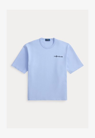 Φωτεινό γαλάζιο βαμβακερό t-shirt με κοντά μανίκια και στρογγυλή λαιμόκοψη. Διαθέτει μαύρο κεντημένο λογότυπο στο αριστερό μέρος του στήθους. Λείο ύφασμα.