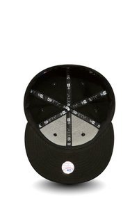 Cappellino da baseball nero con visiera piatta, con una fodera interna grigia e un bandeau in tessuto nero. Presenta un'etichetta circolare sulla visiera.