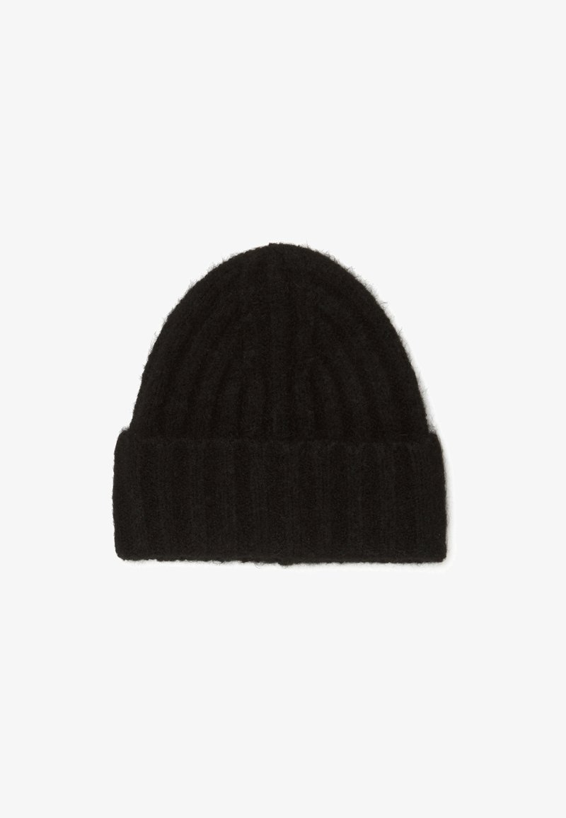 Gorro de punto negro hecho de lana suave. Presenta una textura acanalada y un diseño con puño doblado. Forma sencilla y redondeada para cubrir la cabeza.