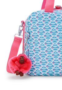 Borsa a forma rettangolare con motivo blu e rosa, caratterizzata da un portachiavi a forma di scimmietta di peluche rosa e da una resistente tracolla rosa.