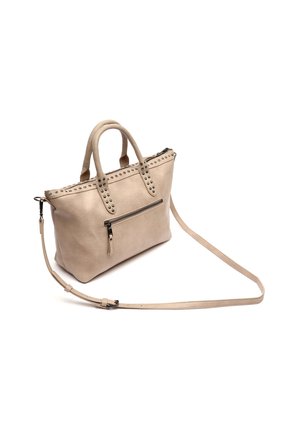 Sac à main en cuir beige avec deux poignées, une bandoulière amovible, fermeture zippée, poche zippée à l'avant et rivets le long du haut.