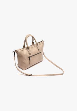 Beige Handtasche aus Leder mit zwei Griffen, abnehmbarem Schulterriemen, Reißverschluss, vorderer Reißverschlusstasche und Nietenakzenten entlang der Oberseite.