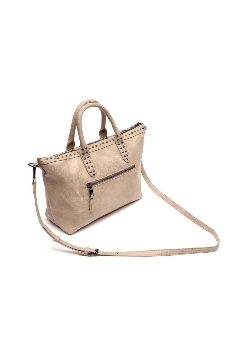 Beige läderhandväska med två handtag, avtagbar rem, dragkedjestängning, ficka med dragkedja på framsidan och nitar längs toppen.