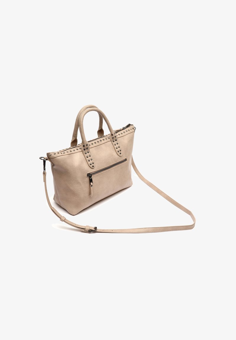 Béžová kožená kabelka s dvojitými uchy, odnímatelným popruhem, zipovým uzávěrem, přední zipovou kapsou a nýtkovými ozdobami na vrchu.