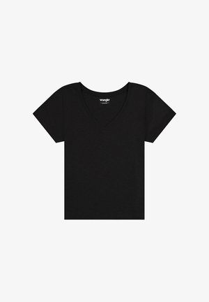 Schwarzes T-Shirt mit kurzen Ärmeln und V-Ausschnitt, mit dem Wrangler-Logo innen nahe dem Halsausschnitt bedruckt, vor weißem Hintergrund dargestellt.