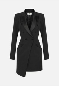 Abito blazer nero su misura con risvolti in satin, bottoni doppiopetto, spalle strutturate e tasche, caratterizzato da un taglio dritto.