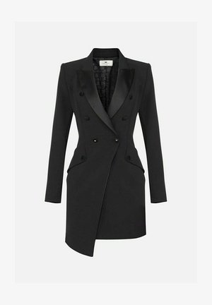 Abito blazer nero su misura con risvolti in satin, bottoni doppiopetto, spalle strutturate e tasche, caratterizzato da un taglio dritto.