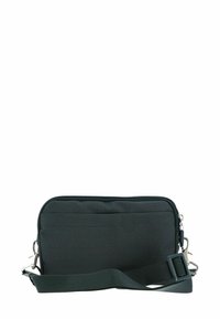 Borsa in tessuto verde scuro con superficie strutturata, chiusura con zip e tracolla regolabile. Presenta dettagli in metallo argentato e una forma sottile e rettangolare.