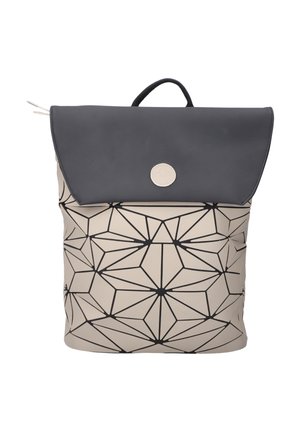Sac à dos avec un motif géométrique noir sur fond crème, rabat noir repliable, détail de logo rond et poignée de transport supérieure.