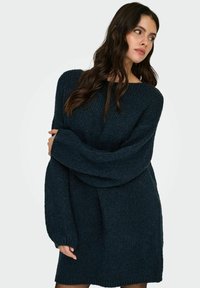 Sukienka swetrowa w ciemnym granacie, o luźnym kroju, z oversized rękawami, prążkowaną teksturą i okrągłym dekoltem.