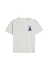 Camiseta de algodón gris claro con un gráfico de un oso en azul marino y el texto "09" y "FEEL GOOD" en el lado izquierdo del pecho. Diseño de mangas cortas y cuello redondo.