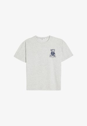 Camiseta de algodón gris claro con un gráfico de un oso en azul marino y el texto "09" y "FEEL GOOD" en el lado izquierdo del pecho. Diseño de mangas cortas y cuello redondo.